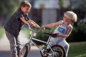 Aggressivität bei Kindern: Bring deinem Kind bei, zu reagieren, wenn andere Kinder es schlagen