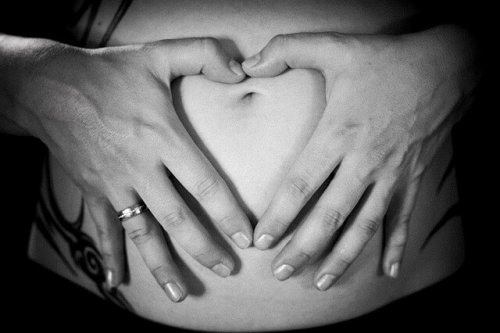 Baby in der Gebärmutter - Babybauch