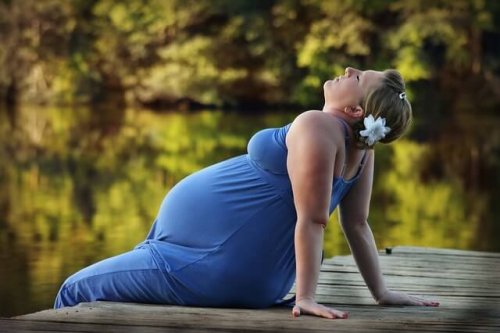 Baby in der Gebärmutter - Schwangere geniesst Sonne