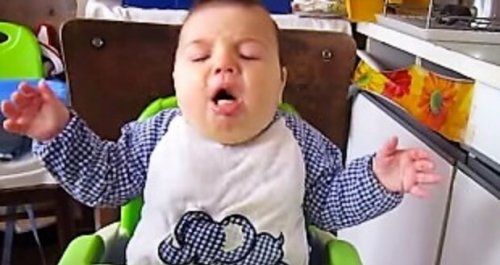 Baby wiederbeleben - Kind verschluckt sich