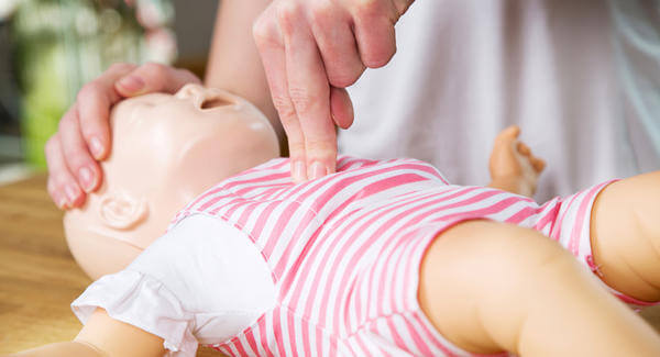 Wie kann ich ein Baby wiederbeleben?