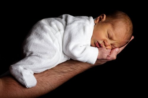 Die Rolle des Vaters - Baby auf Papas Arm