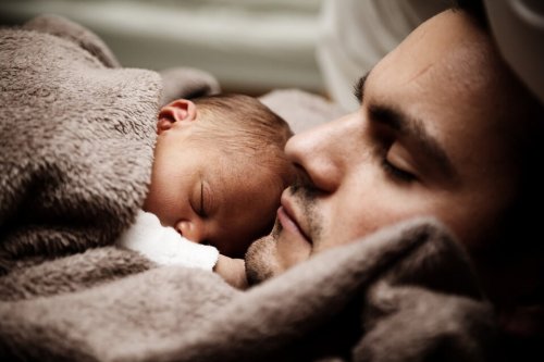 Die Rolle des Vaters - Papa schläft mit Baby