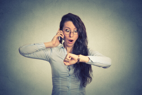 Frau braucht effektives Zeitmanagement