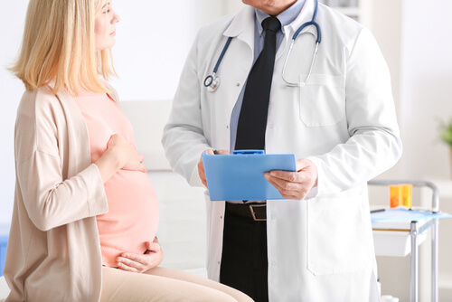 Unser Arzt des Vertrauens kann uns bei der Entscheidung helfen: Kaiserschnitt oder natürliche Geburt?