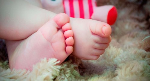 Kinderarzt gehen - Baby Füsse