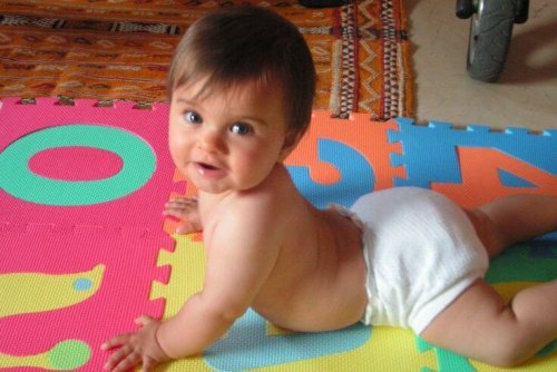 Die Lauflernhilfe verhindert das Krabbeln.