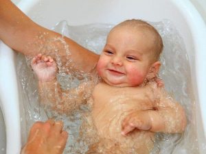 Die Pflege und Hygiene des Penis deines Babys