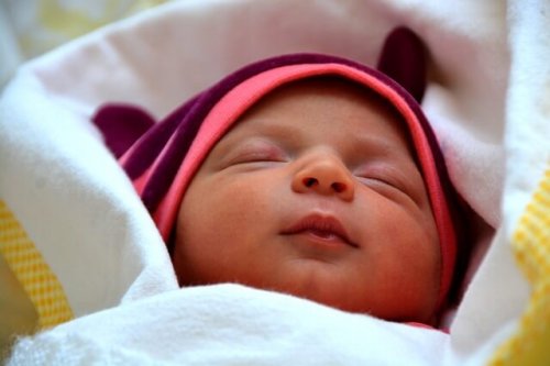 Schlafenszeit deines Babys - schlafendes Baby im Bett