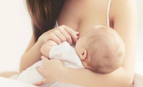 Vergesslichkeit während des Stillens - Baby wird gestillt