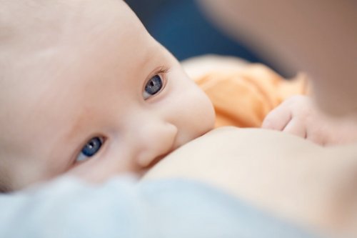Vergesslichkeit während des Stillens - stillende Mutter