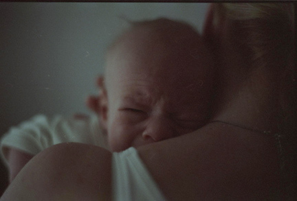 weinendes Baby bei seiner Mutter