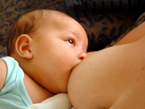 Hilf deinem Baby die Nacht durchzuschlafen - Stillen