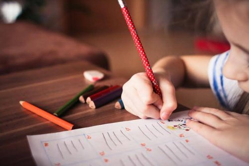 Wie man frühes Lesen beibringen kann -Kind macht Hausaufgaben
