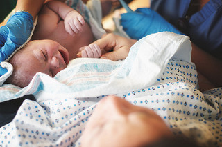 Geburt begonnen - in den Armen der Mama