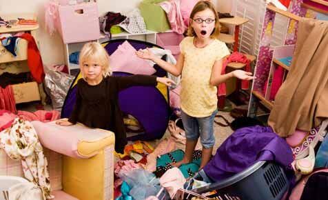 Vollzeitmutter - Zwei Kinder stehen in einem chaotischen Kinderzimmer