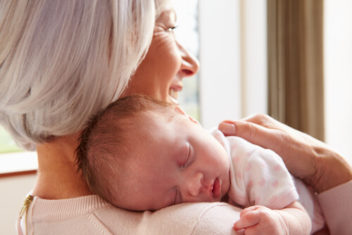 das Geschlecht des Babys - Oma und Baby