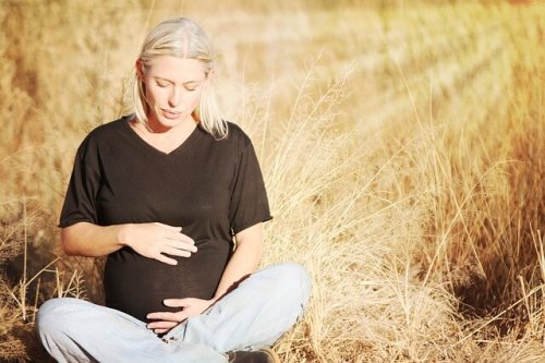 Über die Geburt - Schwangere Frau entspannt sich