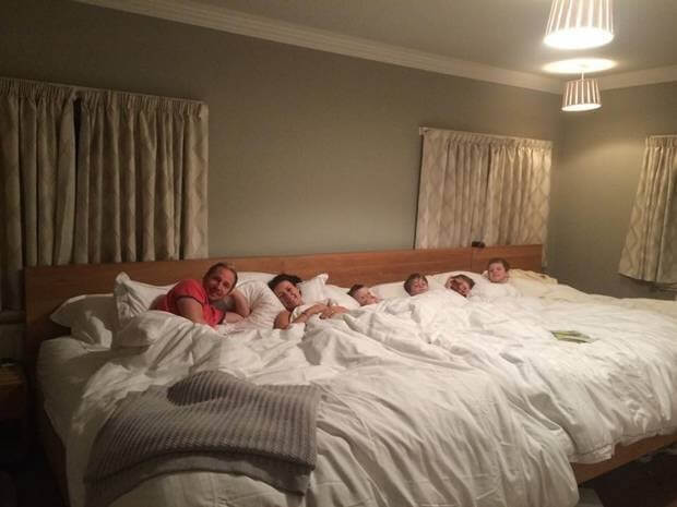 Ein 5,5-Meter-Bett für ein Paar und seine Kinder