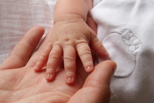 Allein mit dir - Hände von Mama und Baby
