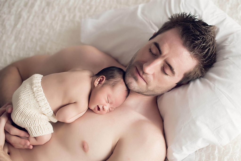In Papas Armen und auf seiner Haut: ein wunderbarer Ort zum Aufwachsen
