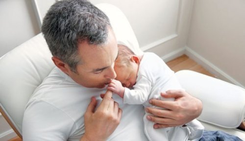 Auf Papas Armen - Baby in Papas Arm