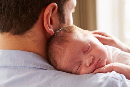 Auf Papas Armen - Baby schläft auf Papas Arm