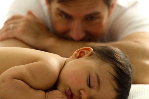 Auf Papas Armen - Papa wacht über schlafendes Baby