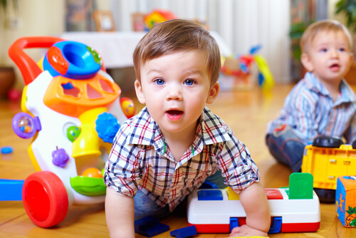 Wie kann man die motorischen Fähigkeiten von Babys stimulieren?