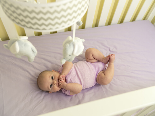 Mobile gehört zu den Dingen die Babies wahrnehmen können