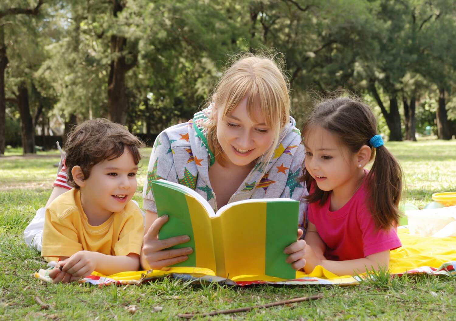 Bücher, die dein Kind lesen sollte -Mutter liest Kindern vor