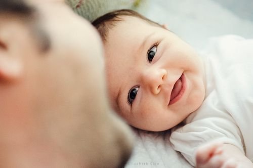Das Lächeln deines Babys - Baby lächelt Papa an