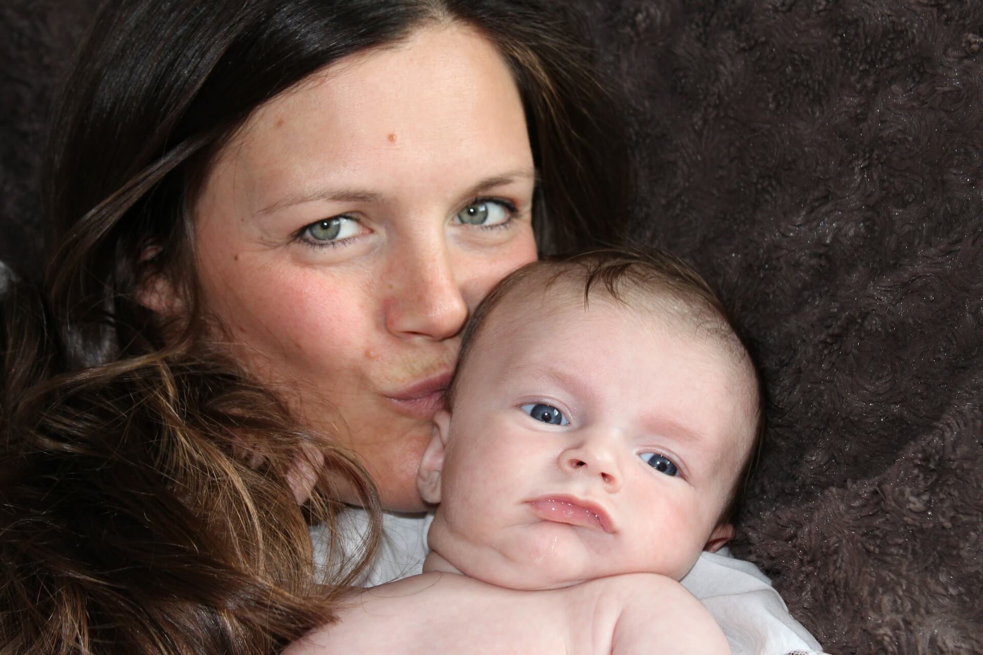 Der erste Geburtstag - Mutter mit Baby