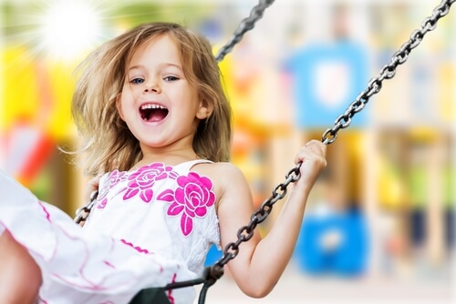 Du wirst immer mein Baby bleiben - Mädchen auf Schaukel