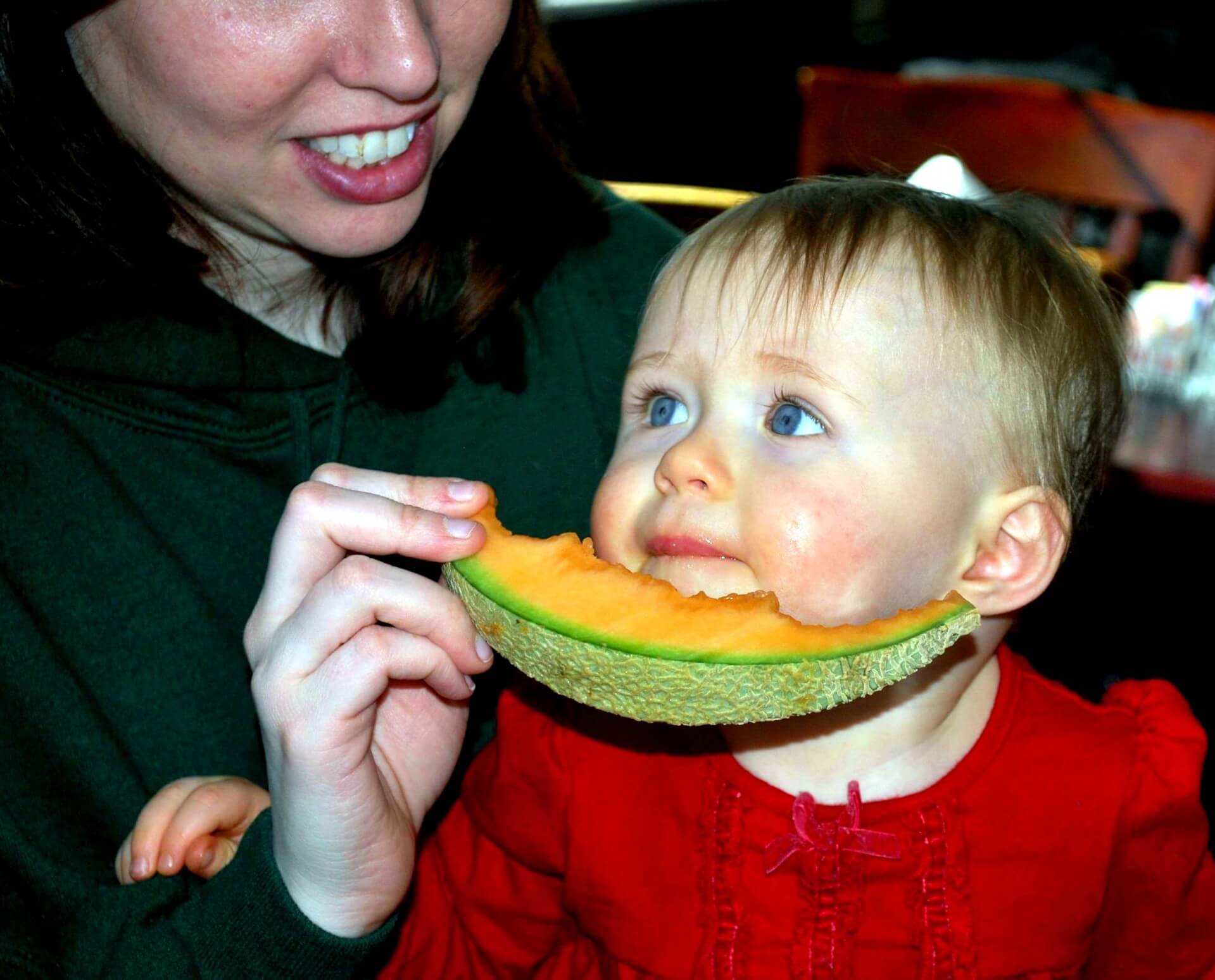 Ernährungstipps für Babys - Baby isst Melone
