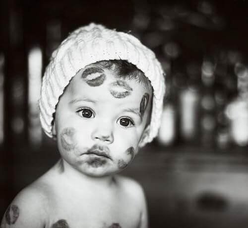 Erzwungene Zuneigung - Baby mit Küssen im Gesicht