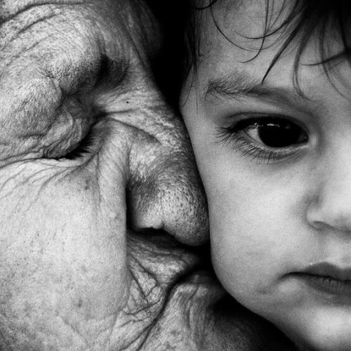 Erzwungene Zuneigung - Oma küsst Kind