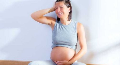 Familienprobleme verursachen Stress bei der Mutter, der sich negativ auf das Kind auswirkt.