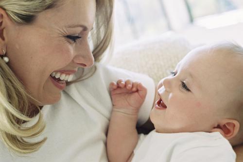 Für das Wohl deines Kindes - Muttter und Baby lachen