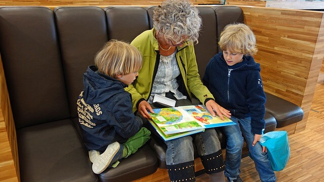 Großeltern lesen ein Buch vor