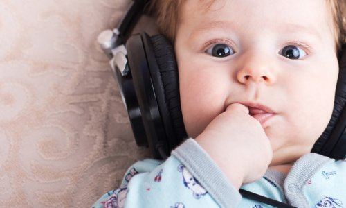 Intelligenz des Babys - Baby mit Kopfhörern