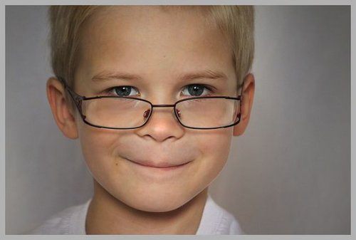 Intelligenz von Kindern - Junge mit Brille