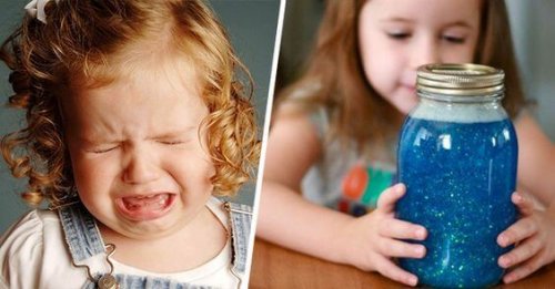 Das Montessori Beruhigungsglas lässt sich aus Glitter, Leim und Wasser leicht selbst herstellen.