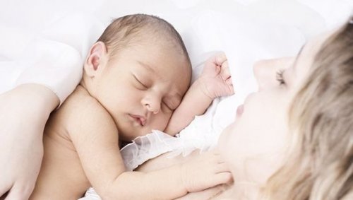 Mutterschaft vollbringt wahre Wunder. Durch das bloße Ansehen des Babys fühlen sich Mütter glücklich.