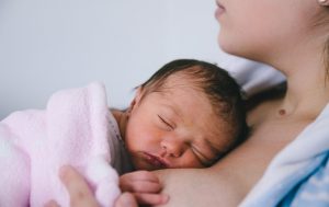 Liebe Familie: Nehmt nach der Geburt das Baby nicht vor der Mutter in den Arm