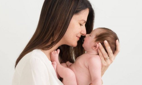 Neugeborene beobachten die Mutter