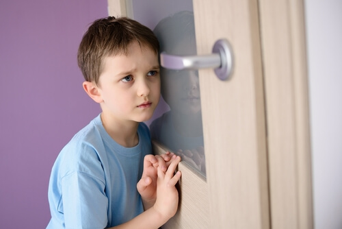 Respekt und Gehorsam - Junge lauscht and der Tür