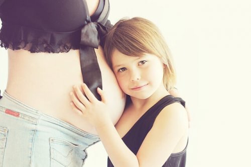 Schwangerschaft besser schlafen - Schwangere mit Tochter