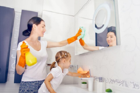 Verantwortlich zu sein - Kind hilft Mama beim putzen
