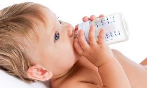 Sollte ein Baby unter 6 Monaten Wasser trinken?